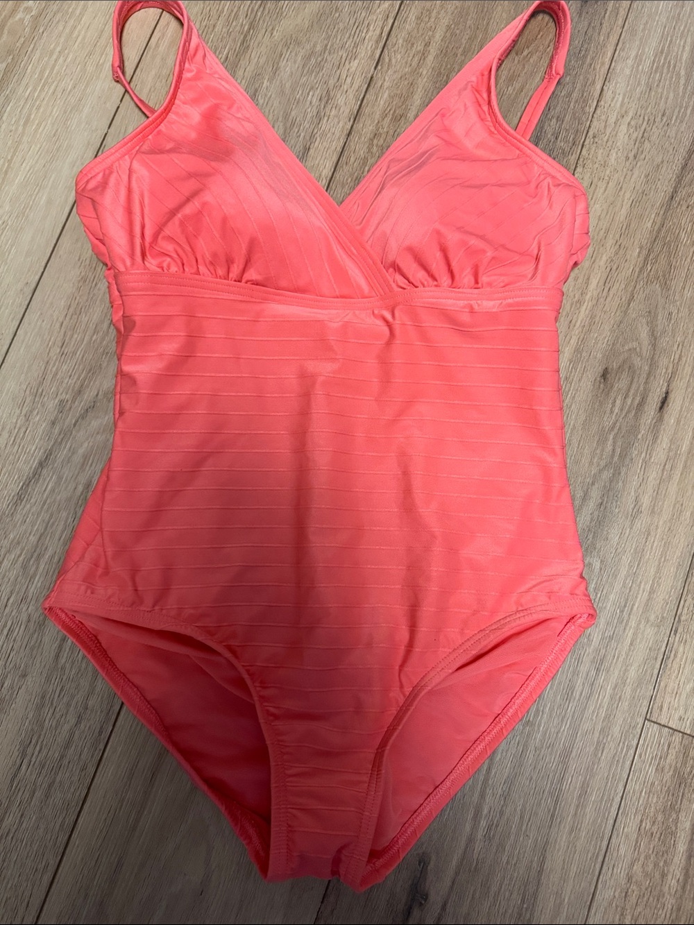 Lands’ End NWT M Coral UPF FULL SLIMMING TEXTURED One-Piece V-Neck Swimsuit